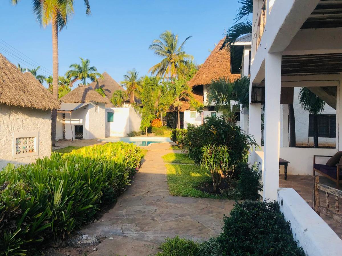 Miwa Holiday Resort Diani Beach Bagian luar foto